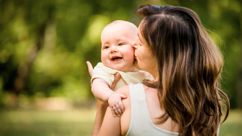Trẻ mấy tháng cười ra tiếng? Dấu hiệu con lớn khôn mỗi ngày 4