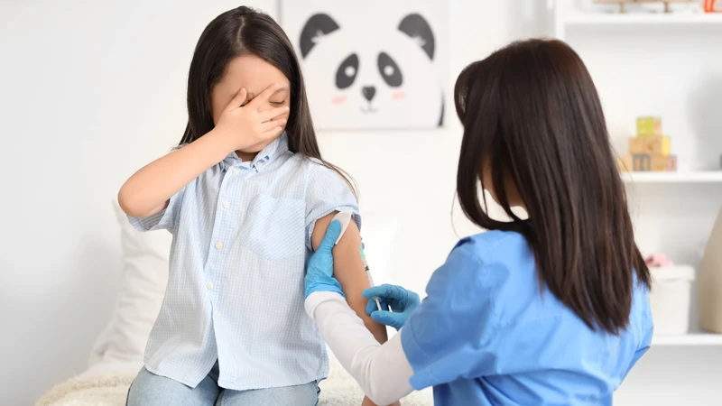 Một số trẻ có thể sốt nhẹ hoặc đau tại chỗ tiêm