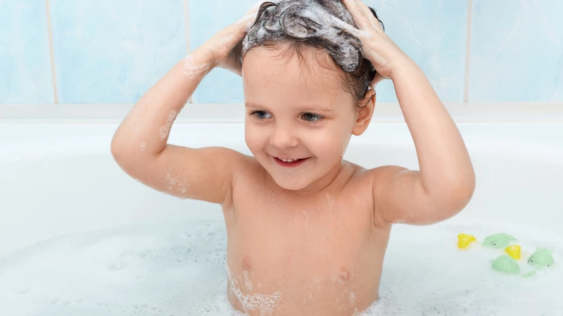 Sự chăm sóc đúng cách của mẹ sẽ giúp bé cảm thấy dễ chịu hơn.