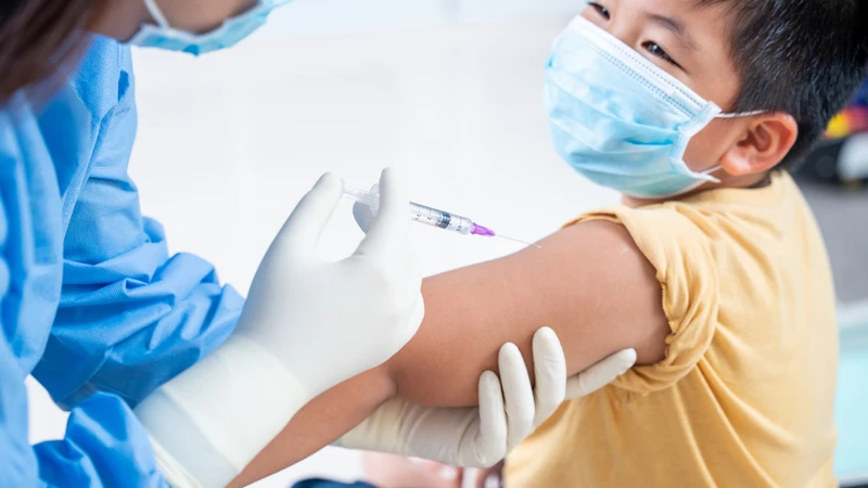 Trẻ nổi mẫn đỏ sau khi tiêm vắc xin tay chân miệng có thể là phản ứng sau tiêm