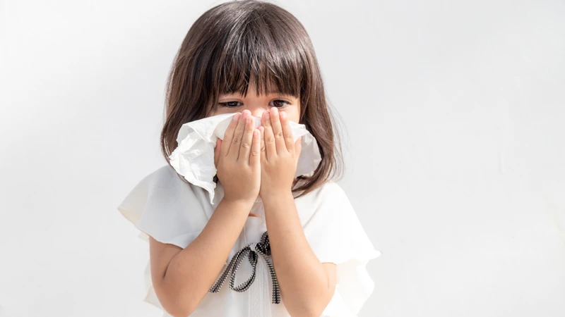 Ho kéo dài có thể là biểu hiện của trẻ đã nuốt phải nhựa