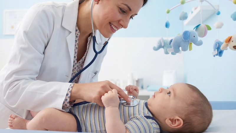 Cha mẹ nên đưa trẻ đi khám sớm khi trẻ nuốt phải mảnh nhựa lớn, dài, sắc nhọn