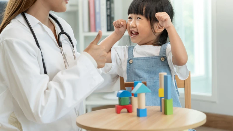 Đưa trẻ đi khám nếu chậm mốc phát triển hoặc có dấu hiệu bất thường