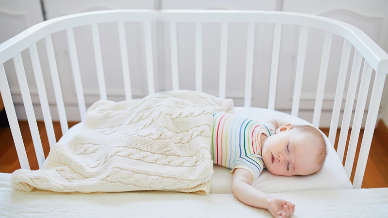 Giữ phòng ngủ thoáng mát và chọn trang phục nhẹ giúp trẻ ngủ thoải mái hơn