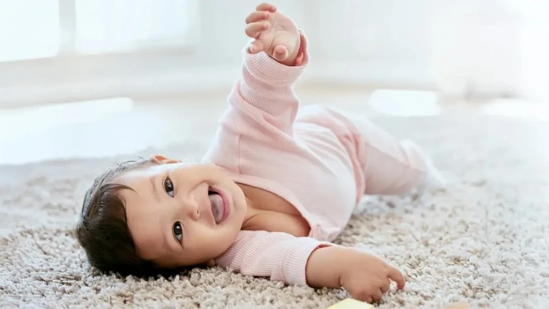 Trẻ sinh non mấy tháng biết lật? Những điều bố mẹ cần lưu ý 2