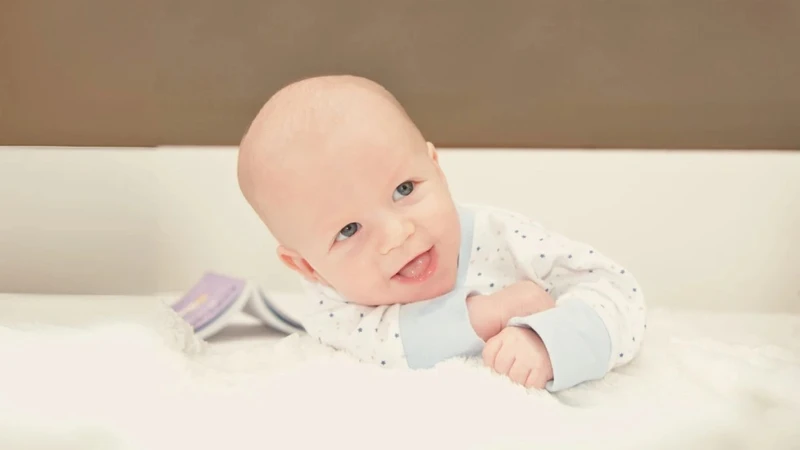 Trẻ sinh non mấy tháng biết lật? Những điều bố mẹ cần lưu ý 5