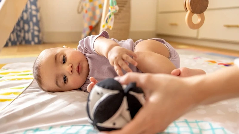 Trẻ sinh non mấy tháng biết lật? Những điều bố mẹ cần lưu ý 4