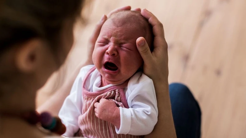 Trẻ sơ sinh 1 ngày không đi ị có sao không? Dấu hiệu bình thường hay bất thường 2