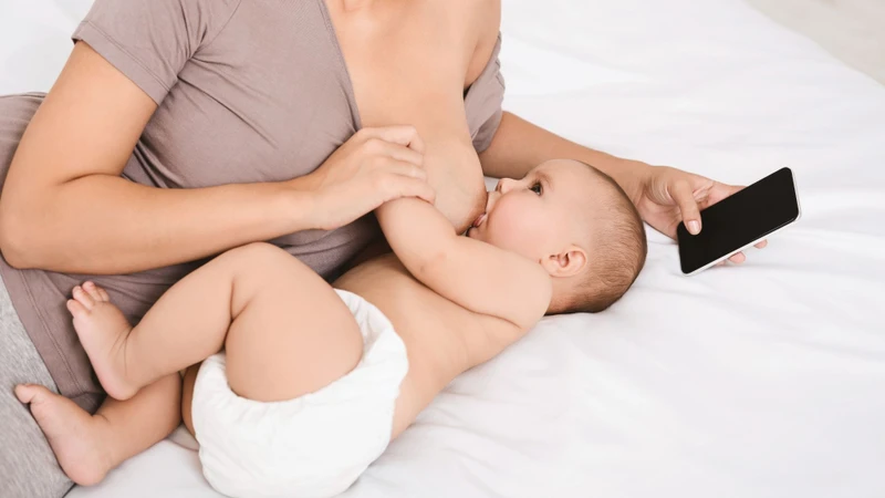 Mẹ nên cho trẻ bị vàng da bú nhiều lần trong ngày để tăng đào thải bilirubin