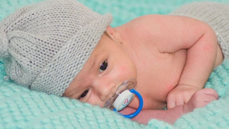 Cho bé nằm sấp dưới sự giám sát của người lớn giúp cơ cổ và vai của bé khỏe hơn