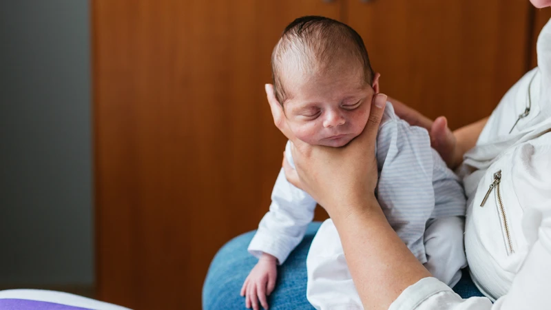 Sau khi bú, bế bé và vỗ lưng nhẹ giúp bé ợ hơi, giảm đầy bụng