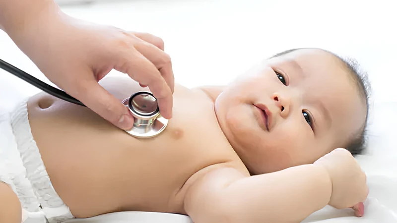 Đưa trẻ đến gặp bác sĩ để được chẩn đoán chính xác khi có dấu hiệu bất thường