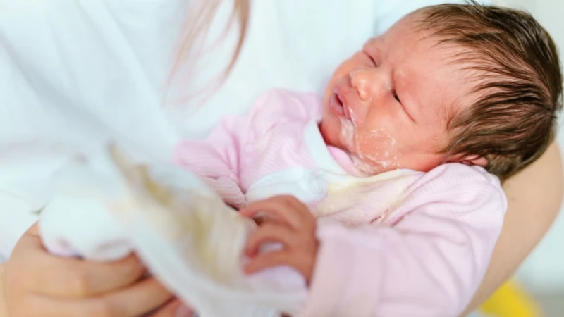 Trẻ sơ sinh bị ọc sữa và thở khò khè có đáng lo không 3