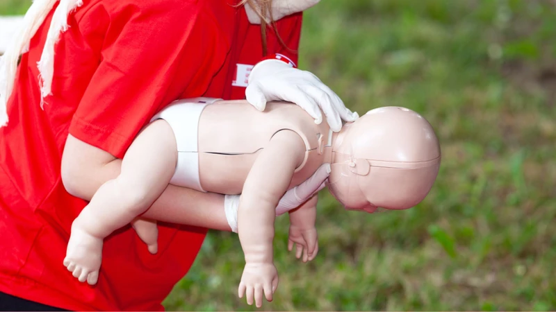 Không cố dốc ngược trẻ để cố làm nước chảy ra ngoài