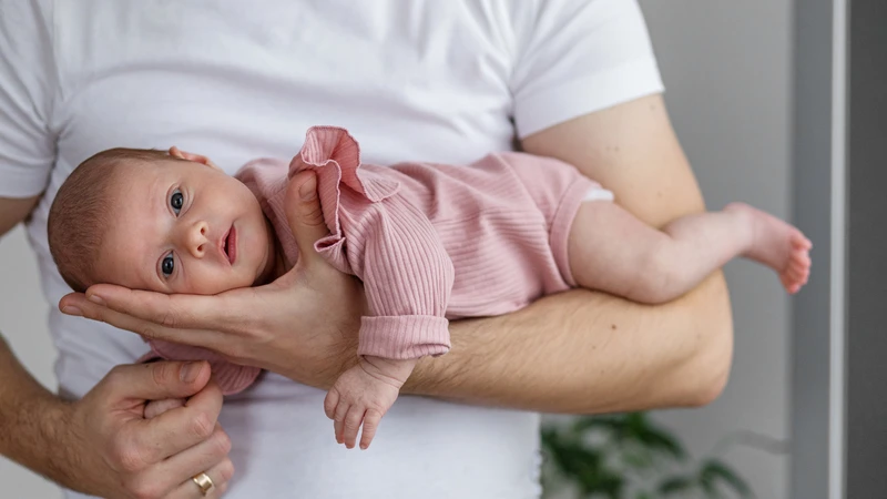 Nhanh chóng thay đổi tư thế của bé khi bé bị sặc sữa