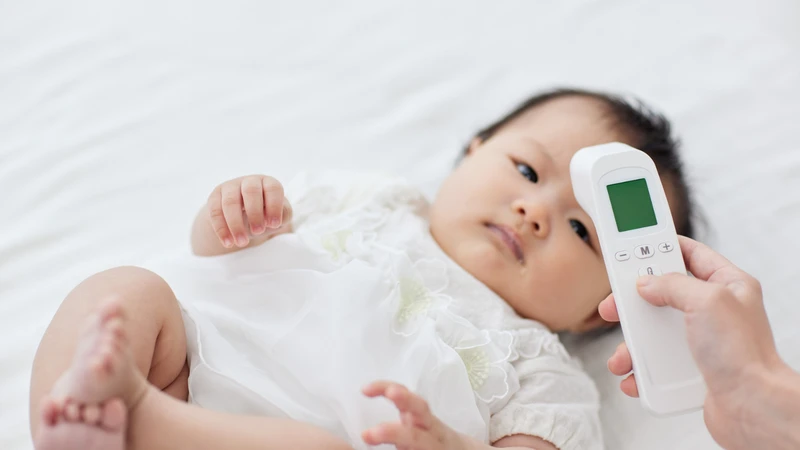 Trẻ sốt cao kéo dài không hạ, cơ thể lừ đừ, bỏ bú