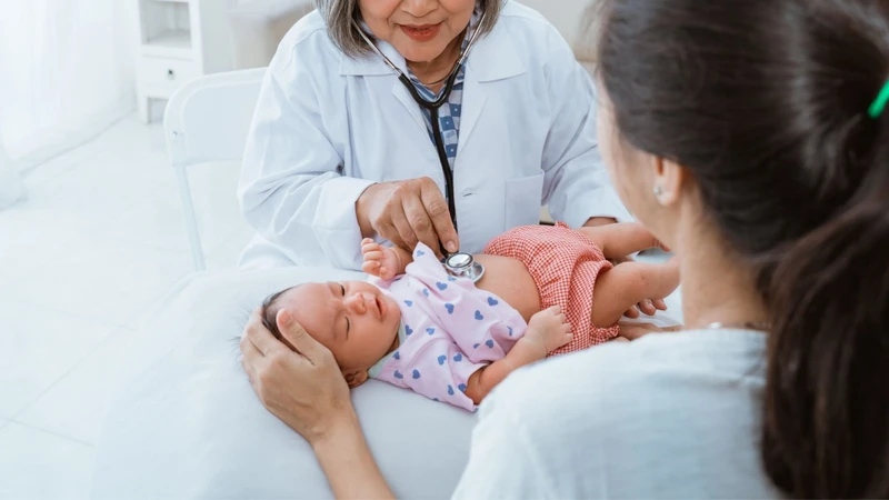 Việc thăm khám giúp bác sĩ đánh giá mức độ bệnh và các yếu tố nguy cơ liên quan