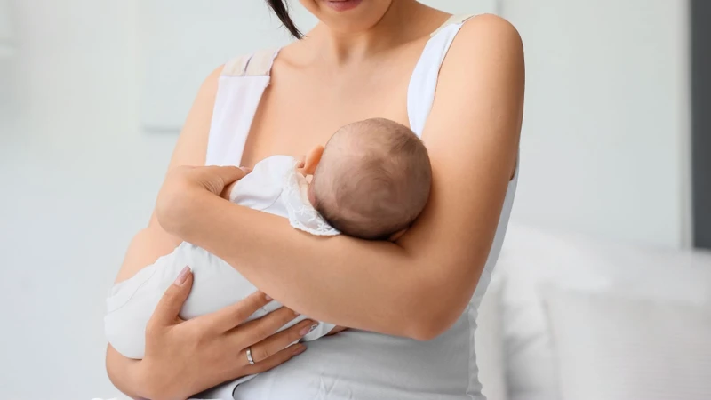 Với trẻ sơ sinh, cần đảm bảo dinh dưỡng phù hợp, ưu tiên bú mẹ khi có thể và theo dõi sức khỏe định kỳ