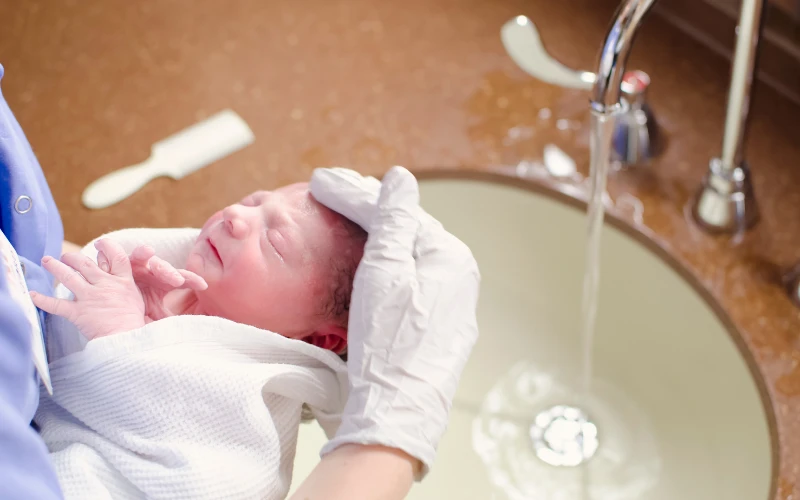 Trẻ sơ sinh bị viêm tai ngoài có thể do ứ đọng nước trong ống tai khi tắm