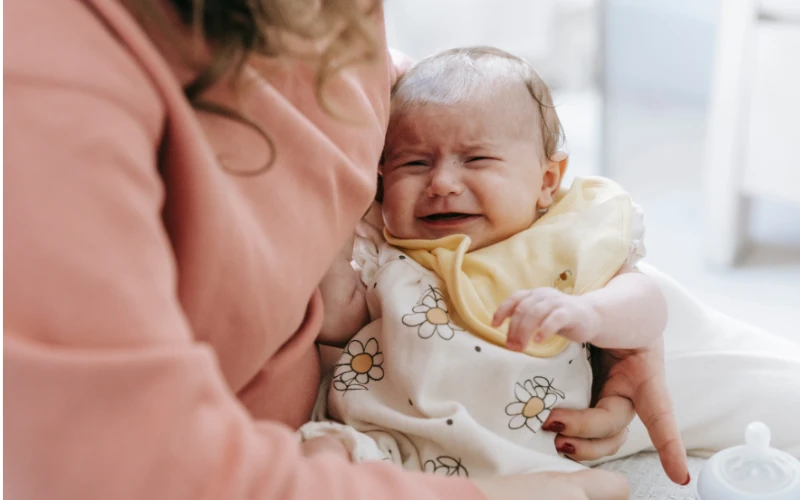 Nếu thấy trẻ quấy khóc kèm bứt tai, phụ huynh nên cho trẻ đi khám để kiểm tra và điều trị