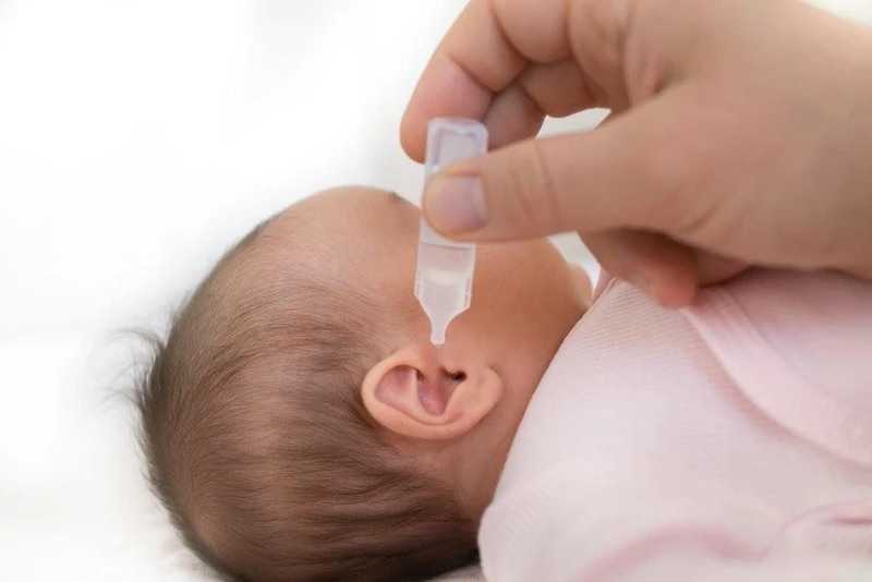 Trẻ bị viêm tai ngoài có thể được chỉ định sử dụng thuốc nhỏ tai tùy từng trường hợp