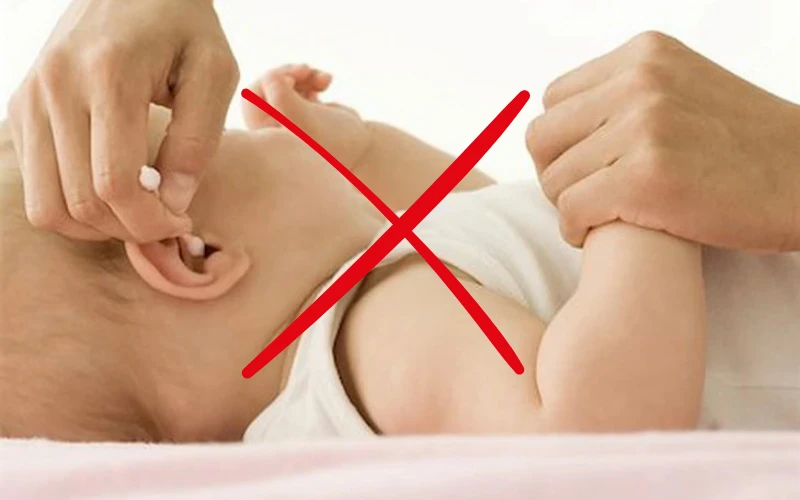Phụ huynh không nên dùng tăm bông ngoáy sâu vào tai trẻ sơ sinh
