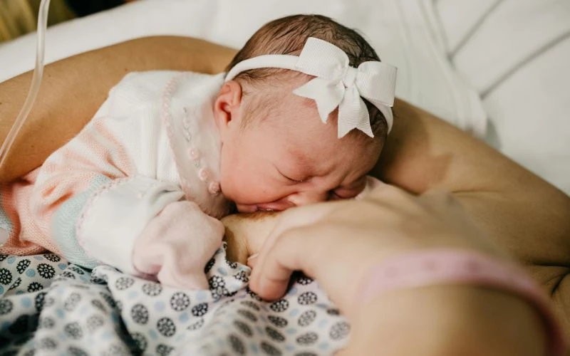 Trẻ sơ sinh bú sữa mẹ bao nhiêu là đủ? Câu trả lời còn tùy thuộc vào từng giai đoạn của trẻ
