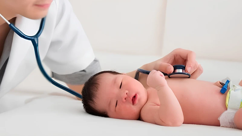 Đưa trẻ đi khám nếu tình trạng nôn trớ kéo dài kèm các dấu hiệu bất thường