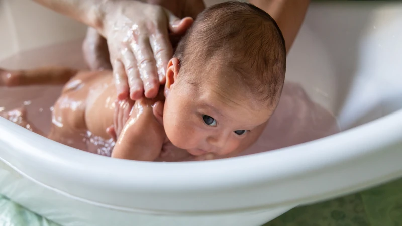Trẻ sơ sinh có nên tắm hàng ngày không? Những lưu ý khi tắm cho trẻ sơ sinh tại nhà
