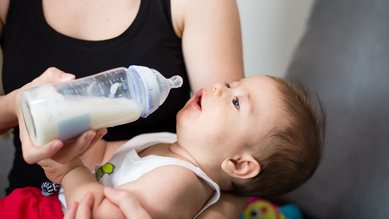 Theo dõi bú, phân và cân nặng giúp đánh giá tiêu hóa của trẻ