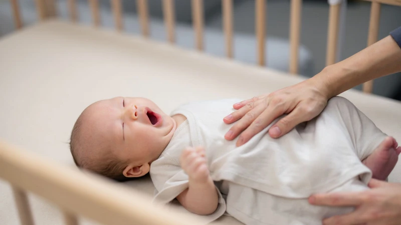 Trẻ sơ sinh đánh hơi nhiều và thối nhưng không đi ngoài là bị gì? 1