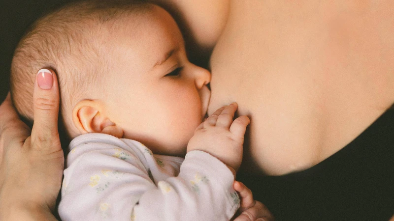 Trẻ sơ sinh đi ngoài có hạt vàng kèm nước có thể liên quan đến sữa mẹ do chứa hàm lượng chất béo cao