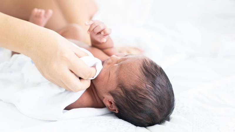 Trẻ sơ sinh đổ ghèn 1 bên mắt: Nguyên nhân và cách xử lý 4