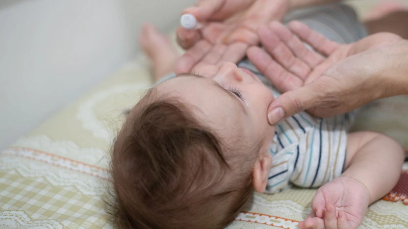 Trẻ sơ sinh đổ ghèn 1 bên mắt: Nguyên nhân và cách xử lý 5