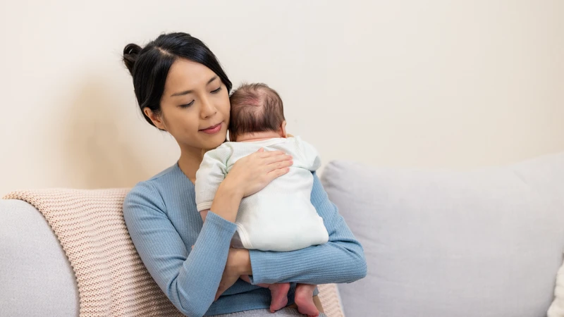 Nếu bé quấy khóc, hãy nhẹ nhàng vỗ về, xoa lưng hoặc hát ru để bé cảm thấy yên tâm