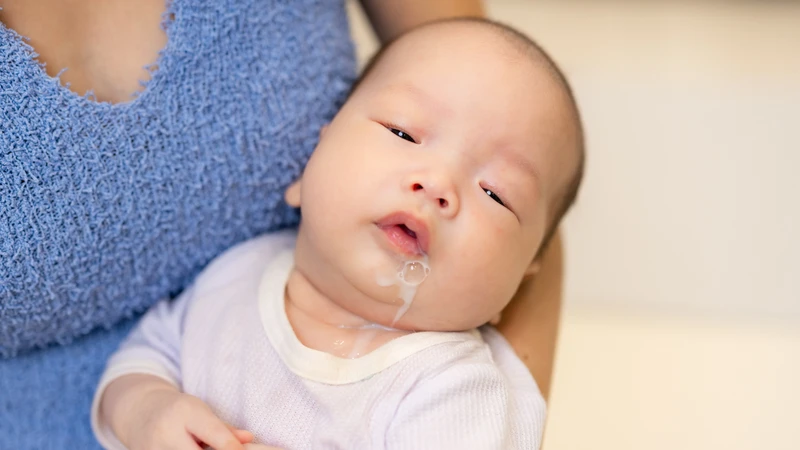 Trẻ sơ sinh bị nhợn là tình trạng ọe hoặc có động tác như sắp nôn nhưng không nôn ra