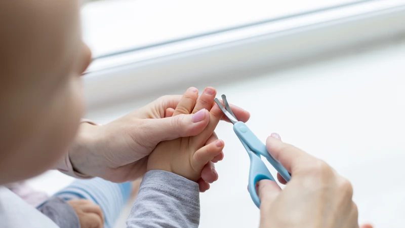 Cắt móng tay thường xuyên là biện pháp hiệu quả để hạn chế vết xước