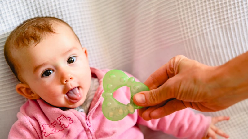 Cha mẹ cần quan sát các dấu hiệu khác đi kèm để nhận biết bé đói hay no
