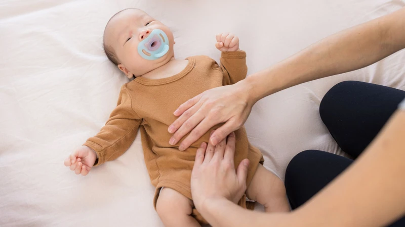 Cha mẹ nên massage bụng nhẹ nhàng cho bé sau khi bú khoảng 30 phút