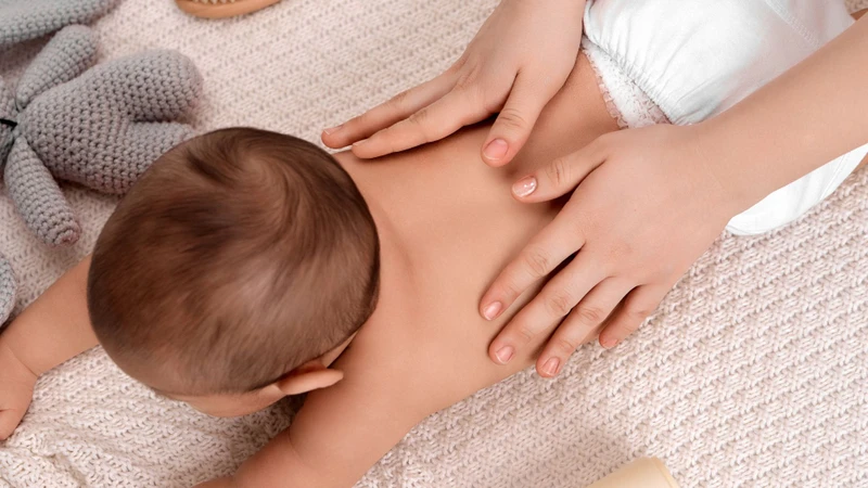 Cha mẹ nên massage cho bé khoảng 5 - 10 phút trước khi ngủ để bé ngủ ngon hơn