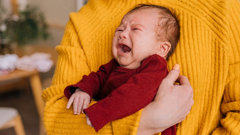 Bé cảm thấy mệt mỏi và cần được ôm ấp, vỗ về có thể là nguyên nhân khiến trẻ sơ sinh khóc thét từng cơn