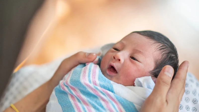 Trẻ sơ sinh lâu lâu bị ho vài tiếng có sao không? Cha mẹ nên làm gì? 1