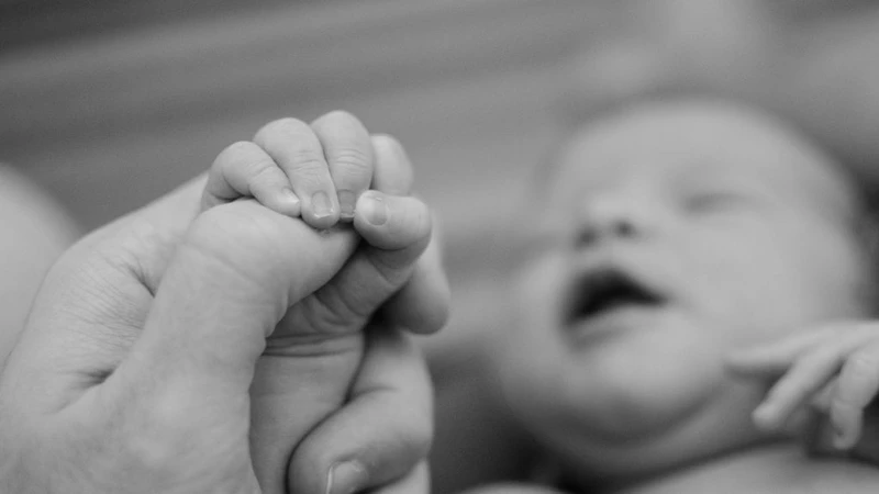 Trẻ sơ sinh lâu lâu bị ho vài tiếng có sao không? Cha mẹ nên làm gì? 2