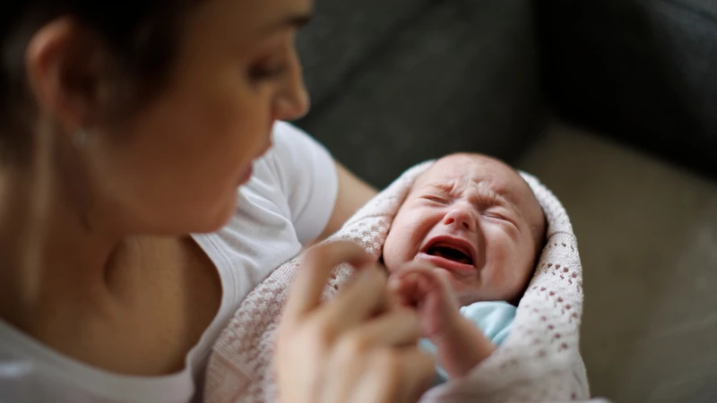 Trẻ sơ sinh mất thính lực có biết khóc không? Tiếng khóc là phản xạ tự nhiên của trẻ và không phụ thuộc vào khả năng nghe