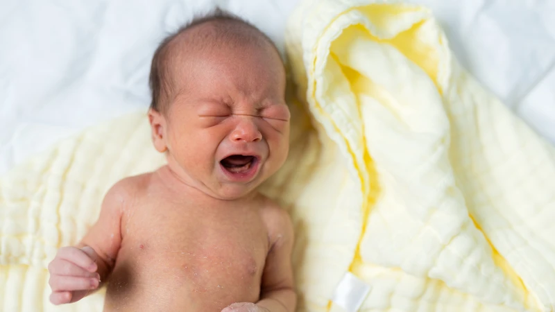 Tiếng khóc là phản xạ sinh tồn đầu tiên và là phương tiện giao tiếp chính của trẻ sơ sinh