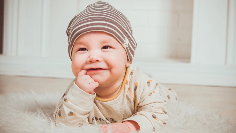 Cha mẹ có biết trẻ sơ sinh mấy tháng cứng cổ? Trẻ sơ sinh lâu cứng cổ phải làm sao? 2