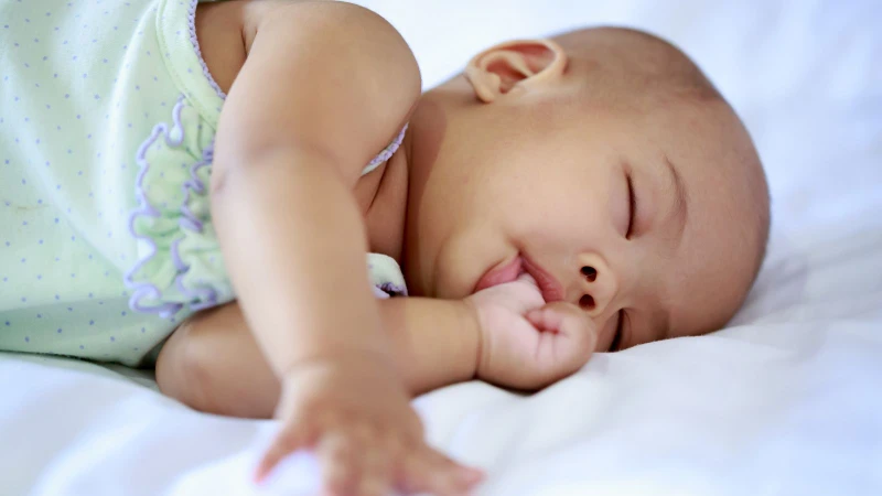 Mút tay nhiều lần khiến da ngón tay khô, nứt nẻ, thậm chí lở loét