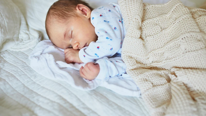Trẻ từ 1 - 6 tháng tuổi vẫn cần được bảo vệ khỏi nhiệt độ quá nóng hoặc quá lạnh