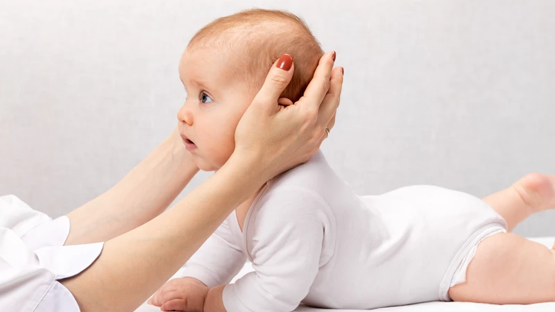 Trẻ sơ sinh nằm gối chống trào ngược có ảnh hưởng đến cột sống không là lo lắng của nhiều người