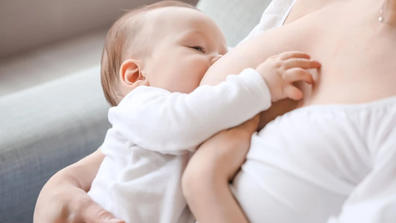 Tư thế nằm nghiêng giúp trẻ sơ sinh đỡ khó chịu sau khi bú